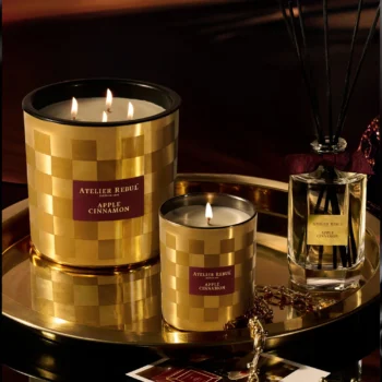 AT03511 Lumanare20parfumata20cu20mar20si20scortisoara20950g20 20Editia20de20Craciun Atelier20Rebul 1.webp